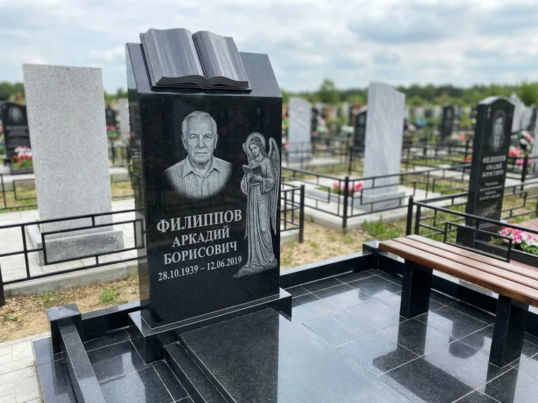Памятник с гравировкой ангела — белая гравировка скорбящего ангела над портретом, работа «Доронин» в Норильске