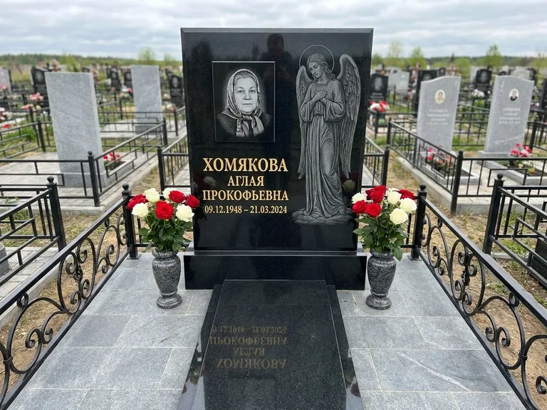 Памятник с гравировкой ангела — гравировка ангела-хранителя сбоку от портрета, работа «Яковлева» в Норильске
