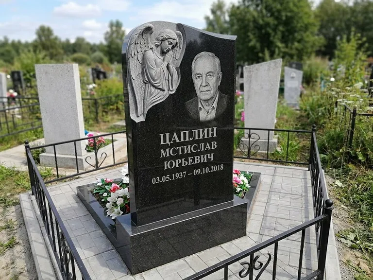 Памятник с гравировкой ангела — гравировка молящегося ангела в верхней части стелы, работа «Пономарёв» в Норильске