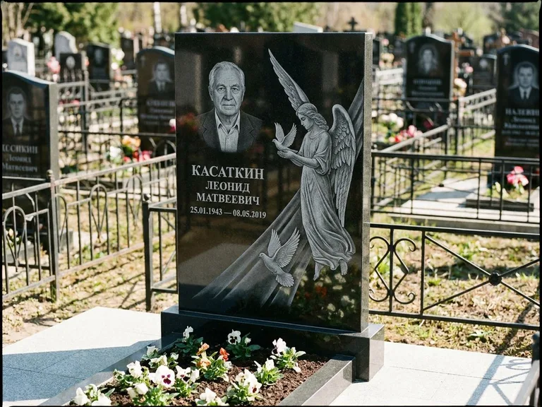 Памятник с гравировкой ангела — гравировка ангела с голубем по диагонали стелы, работа «Касаткин» в Норильске