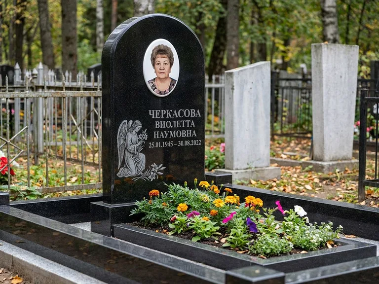 Памятник с гравировкой ангела — гравировка ангела с крестом рядом с эпитафией, работа «Журавлёва» в Норильске