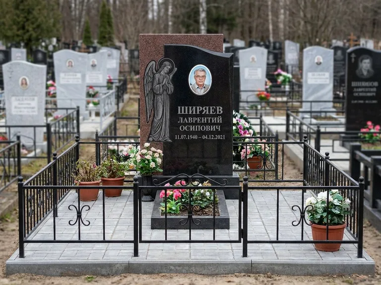 Памятник с гравировкой ангела — гравировка ангела с голубем по диагонали стелы, работа «Селиванов» в Норильске