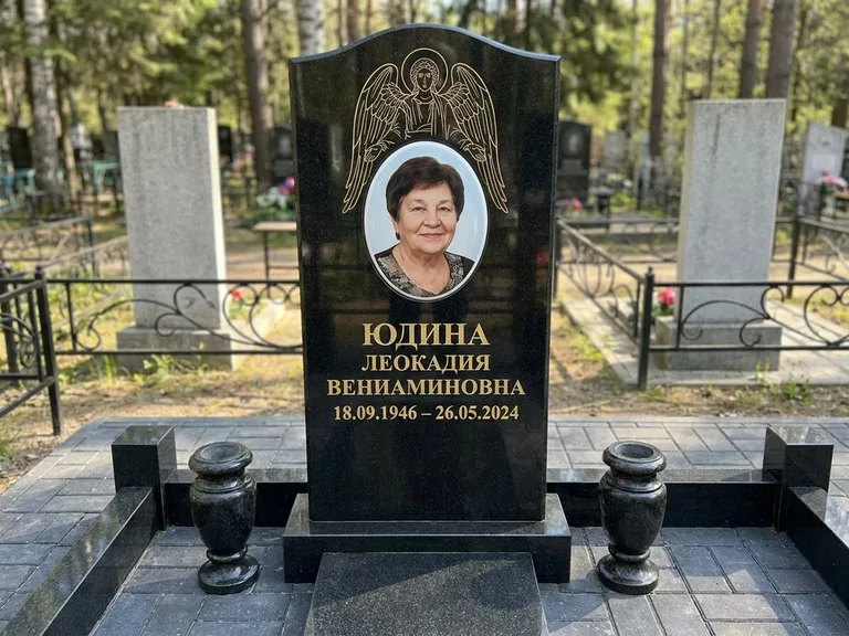 Памятник с гравировкой ангела — гравировка двух ангелов по сторонам портрета, работа «Гордеева» в Норильске