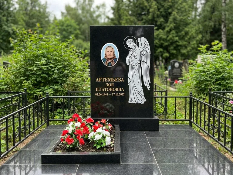 Памятник с гравировкой ангела — гравировка ангела в облаках с лучами над портретом, работа «Фаддеев» в Норильске