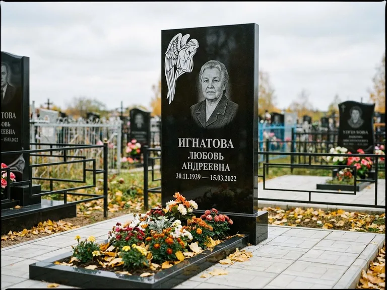 Памятник с гравировкой ангела — белая гравировка скорбящего ангела над портретом, работа «Игнатова» в Норильске