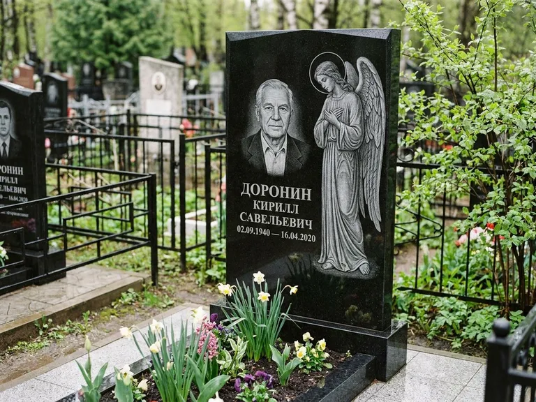 Памятник с гравировкой ангела — гравировка ангела-хранителя сбоку от портрета, работа «Доронин» в Норильске