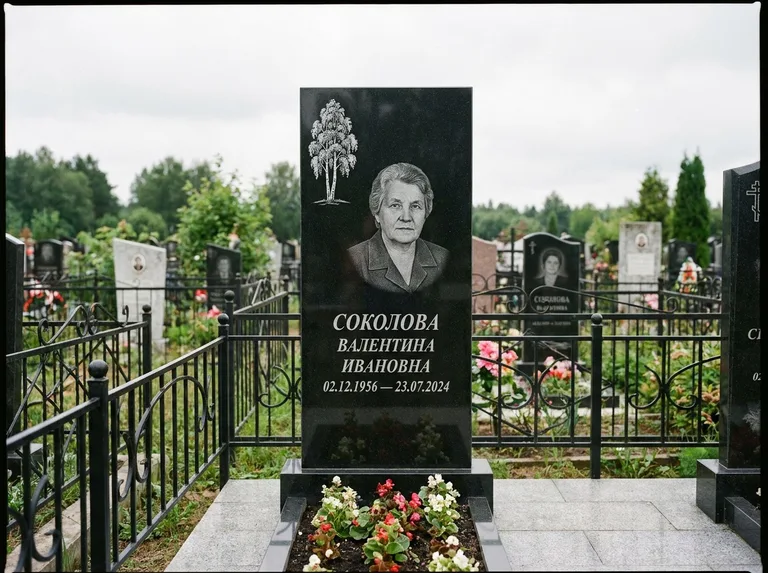 Памятник с гравировкой берёзы — гравировка одинокой берёзы над именем, работа «Соколова» в Норильске