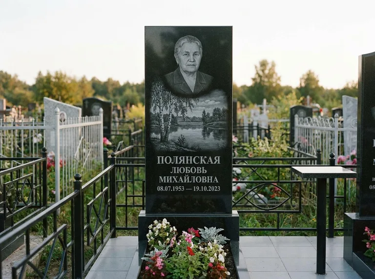 Памятник с гравировкой берёзы — гравировка берёзы у зеркального озера, работа «Полянская» в Норильске