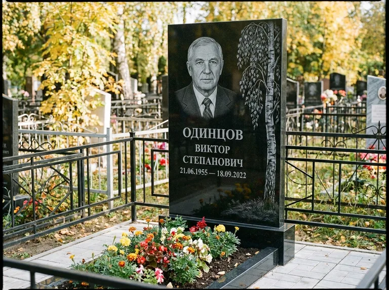 Памятник с гравировкой берёзы — гравировка плакучей берёзы с тонкими ветвями, работа «Одинцов» в Норильске