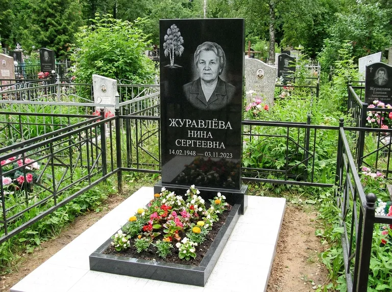 Памятник с гравировкой берёзы — гравировка одинокой берёзы над именем, работа «Журавлёва» в Норильске