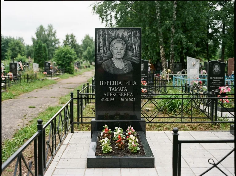 Памятник с гравировкой берёзы — гравировка берёзовой рощи в глубину, работа «Верещагина» в Норильске
