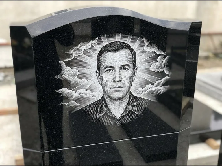 Гравировка фото на памятнике — с фоном в Норильске