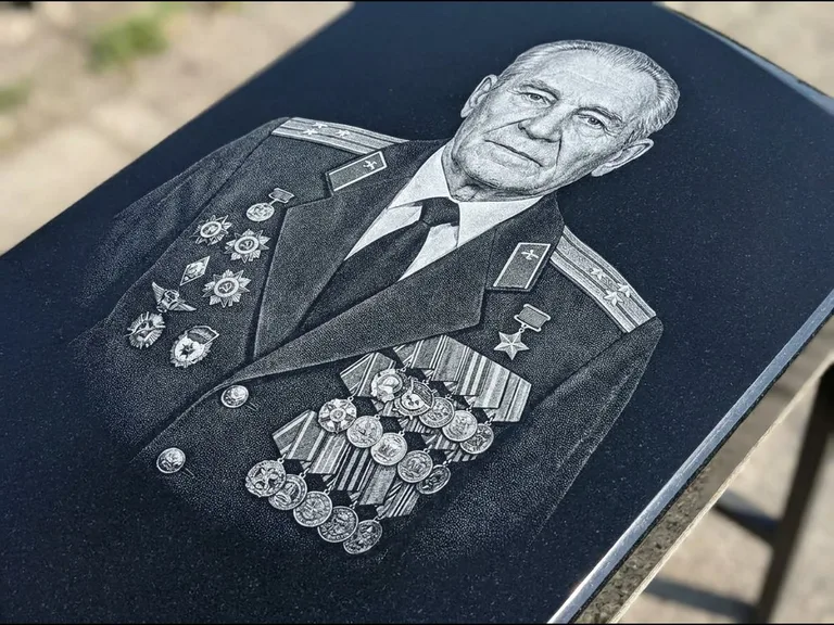 Гравировка фото на памятнике — военный / ветеран в Норильске