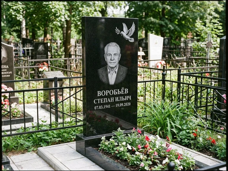 Гравировка голубей на памятник в Норильске — памятник из чёрного гранита с гравировкой