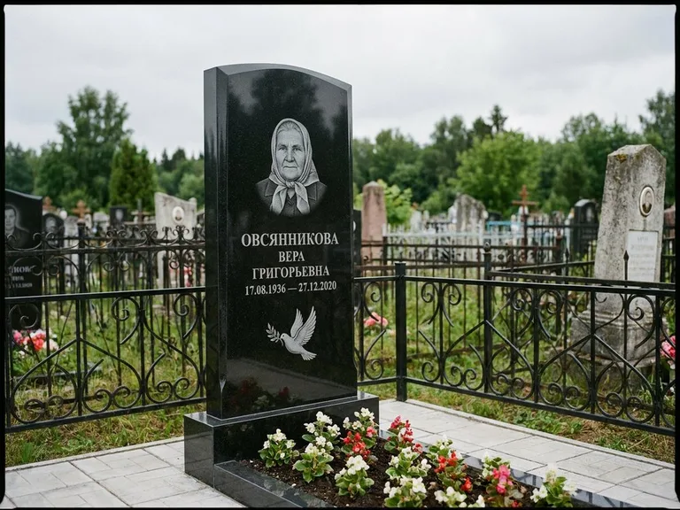 Памятник с гравировкой голубей — гравировка голубя с оливковой ветвью рядом с эпитафией, работа «Овсянникова» в Норильске