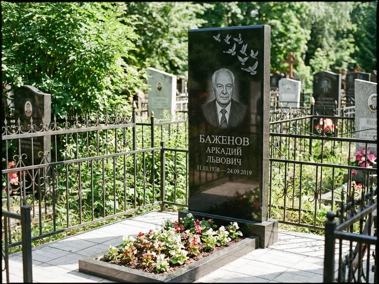 Памятник с гравировкой голубей — гравировка стаи голубей, взлетающей от угла стелы, работа «Баженов» в Норильске