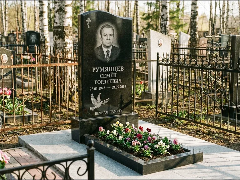 Памятник с гравировкой голубей — гравировка голубя с оливковой ветвью рядом с эпитафией, работа «Румянцев» в Норильске