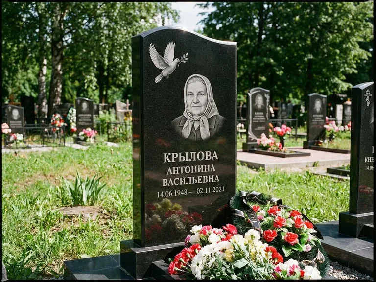 Памятник с гравировкой голубей — гравировка голубей, работа «Крылова» в Норильске
