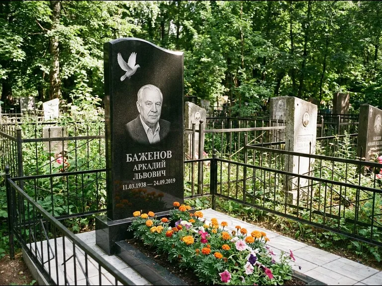 Памятник с гравировкой голубей — белая гравировка взлетающего голубя над портретом, работа «Баженов» в Норильске