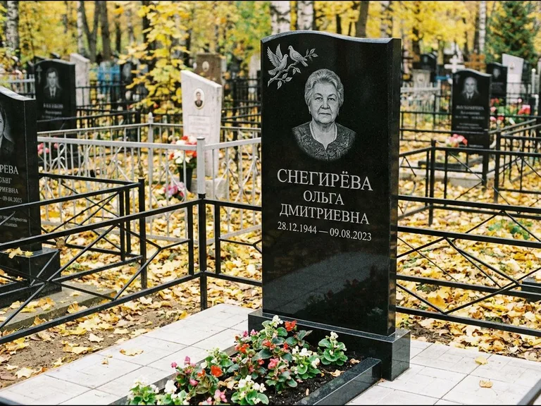 Памятник с гравировкой голубей — гравировка пары голубей на ветке в верхнем углу стелы, работа «Снегирёва» в Норильске