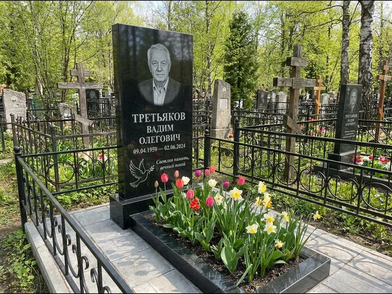 Памятник с гравировкой голубей — гравировка голубя с оливковой ветвью рядом с эпитафией, работа «Третьяков» в Норильске