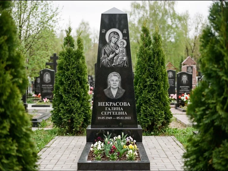 Памятник с гравировкой иконы — образ Николая Чудотворца, работа «Третьяков» в Норильске