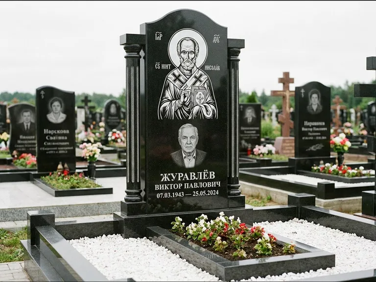 Памятник с гравировкой иконы — икона в резном киоте, работа «Верещагина» в Норильске