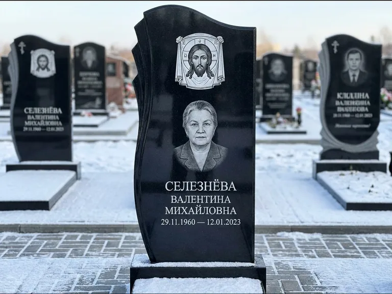 Памятник с гравировкой иконы — Казанская икона Божией Матери на стеле, работа «Одинцов» в Норильске