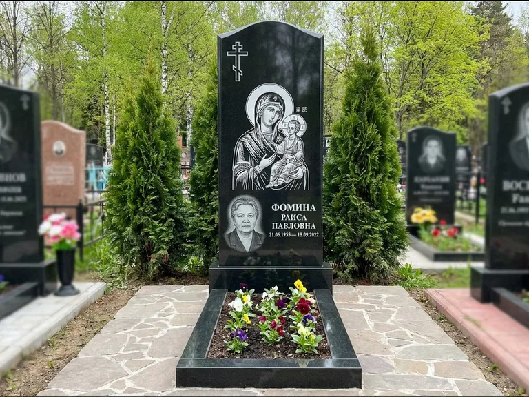 Памятник с гравировкой иконы — икона в резном киоте, работа «Гущин» в Норильске