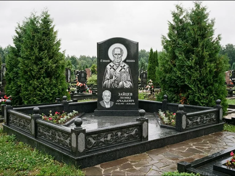 Памятник с гравировкой иконы: стела с гранитным столиком и скамьёй — Архангел Михаил на стеле, семейный участок с плиткой, работа «Верещагина» в Норильске