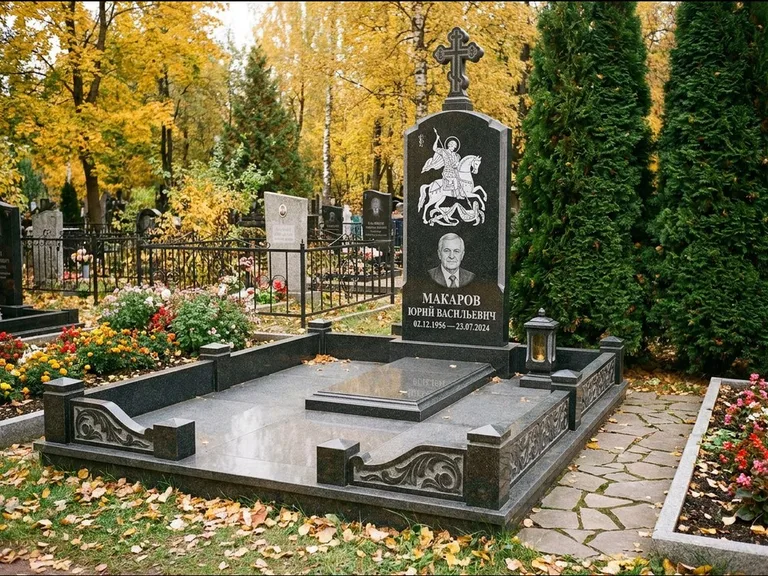 Памятник с гравировкой иконы: ступенчатая трёхуровневая стела — золочёный нимб на образе, дорожка из природного плитняка, работа «Лебедева» в Норильске