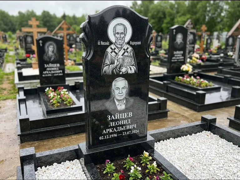 Памятник с гравировкой иконы — образ Николая Чудотворца, работа «Лебедева» в Норильске