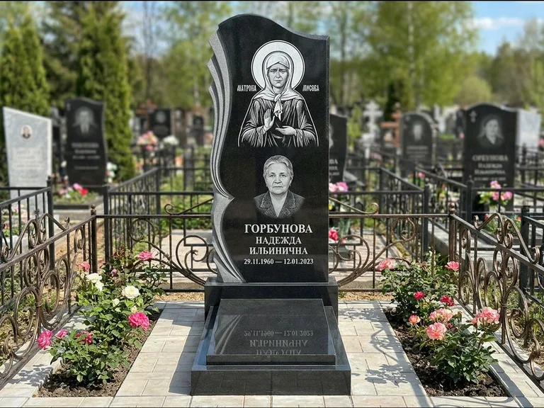 Памятник с гравировкой иконы — икона в резном киоте, работа «Одинцов» в Норильске