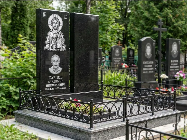 Памятник с гравировкой иконы — Казанская икона Божией Матери на стеле, работа «Богданова» в Норильске