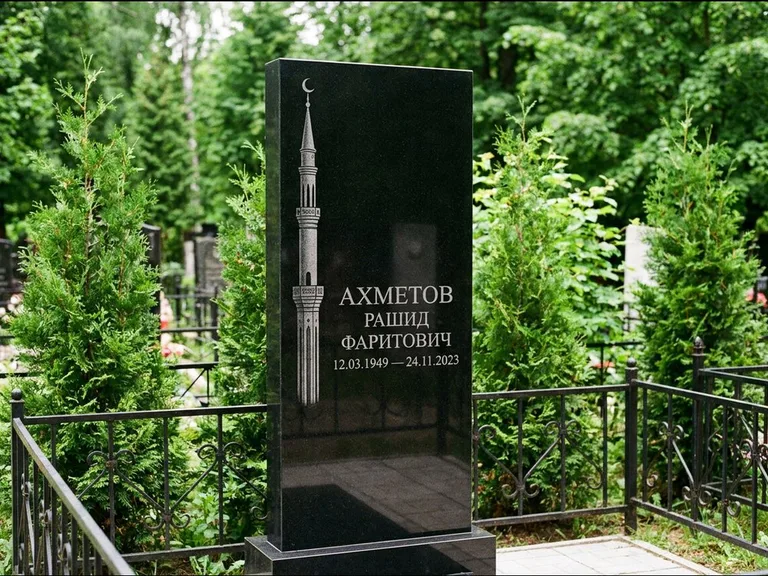 Мусульманский памятник с гравировкой мечети — минарет с полумесяцем у края стелы, работа «Ахметов» в Норильске