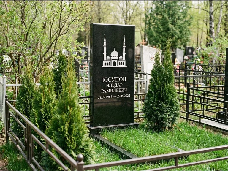 Мусульманский памятник с гравировкой мечети — силуэт мечети с двумя минаретами над именем, работа «Юсупов» в Норильске