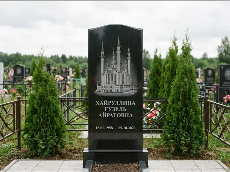 Мусульманский памятник с гравировкой мечети — мечеть Кул-Шариф на обороте стелы, работа «Хайруллина» в Норильске
