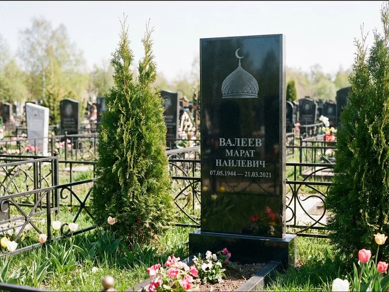 Мусульманский памятник с гравировкой мечети — купол с полумесяцем в верхней части, работа «Валеев» в Норильске