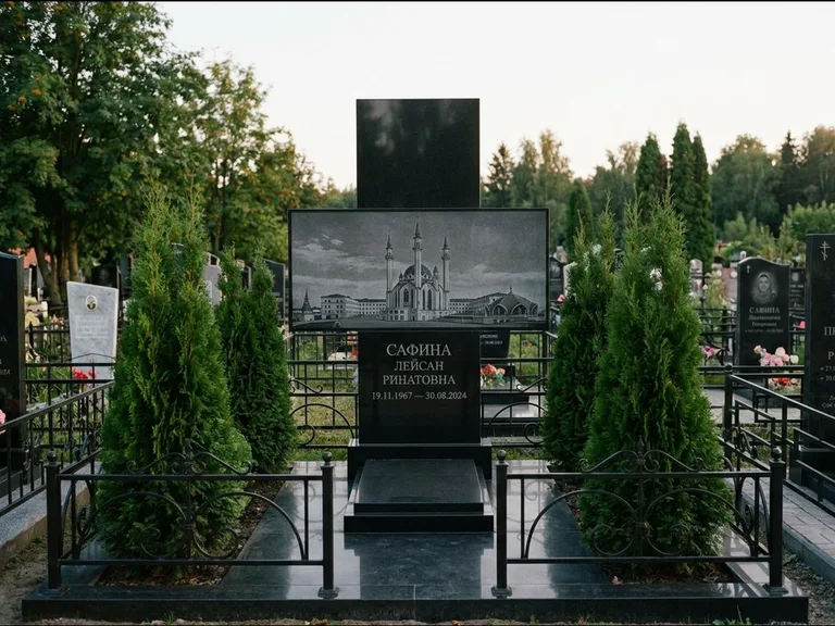 Мусульманский памятник с гравировкой мечети — панорама мечети во всю ширину стелы, работа «Сафина» в Норильске