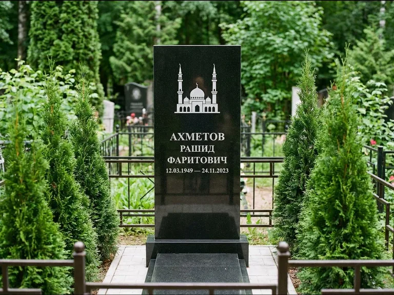 Мусульманский памятник с гравировкой мечети — силуэт мечети с двумя минаретами над именем, работа «Ахметов» в Норильске