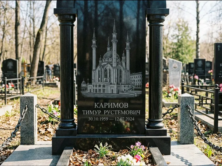 Мусульманский памятник с гравировкой мечети: стела с колоннами-минаретами по бокам — детализированная гравировка мечети Кул-Шариф, гранитные столбики с провисающей цепью, работа «Каримов» в Норильске