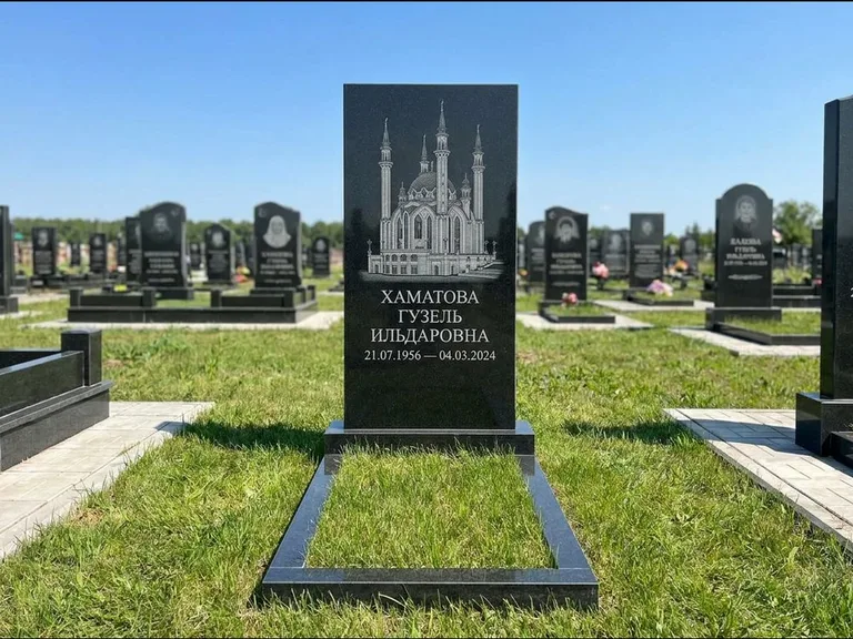 Мусульманский памятник с гравировкой мечети: небольшая скромная одиночная стела — золочёная гравировка мечети, аккуратный участок с газоном, работа «Нигматуллина» в Норильске