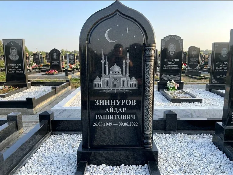 Мусульманский памятник с гравировкой мечети: стела с михраб-верхом и резной боковой колонной — детализированная гравировка мечети Кул-Шариф, белая мраморная крошка, работа «Ахметов» в Норильске