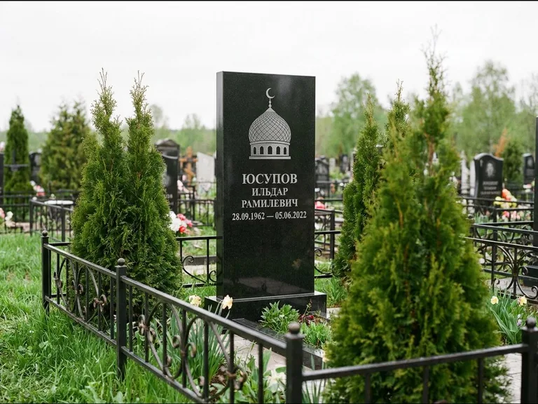 Мусульманский памятник с гравировкой мечети — купол с полумесяцем в верхней части, работа «Юсупов» в Норильске
