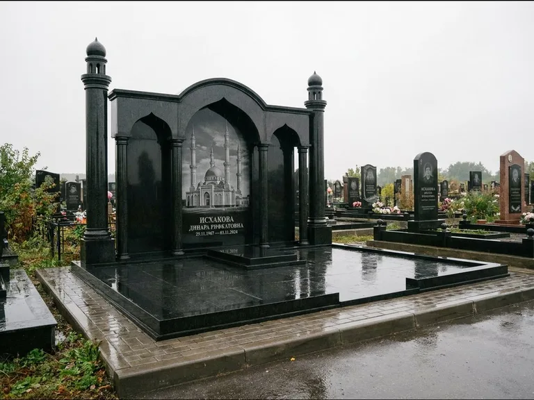 Мусульманский памятник с гравировкой мечети: семейный мемориал с колоннами-минаретами и аркой — золочёная гравировка мечети, большая мощёная площадка, работа «Абдуллаева» в Норильске