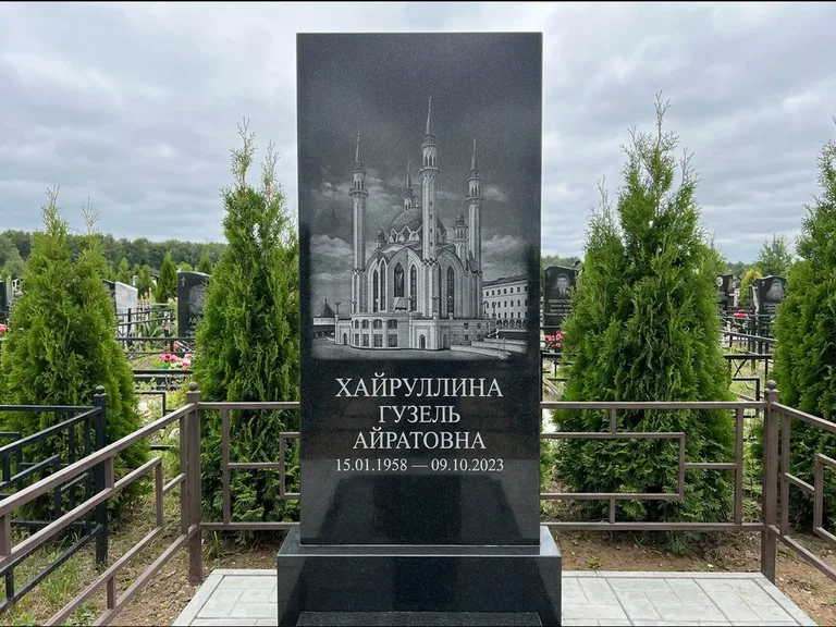 Мусульманский памятник с гравировкой мечети — панорама мечети во всю ширину стелы, работа «Хайруллина» в Норильске