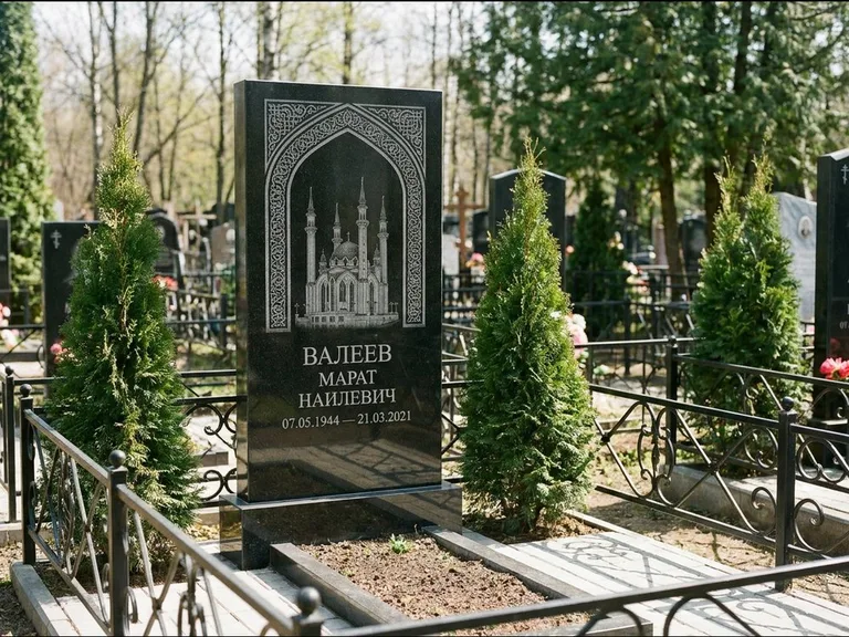 Мусульманский памятник с гравировкой мечети — мечеть в восточной арке с орнаментом, работа «Валеев» в Норильске