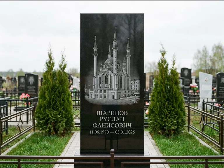 Мусульманский памятник с гравировкой мечети — мечеть Кул-Шариф на обороте стелы, работа «Шарипов» в Норильске
