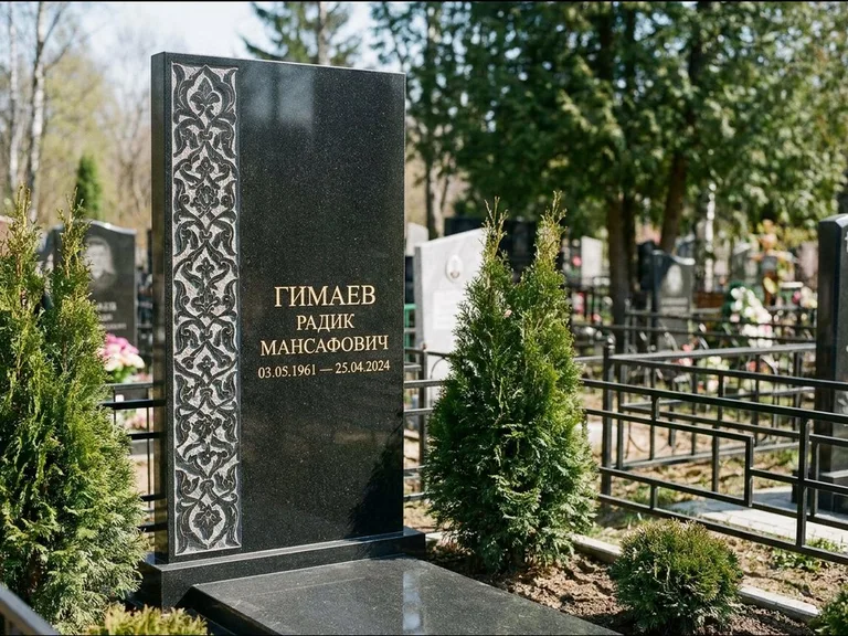Мусульманский памятник — колонна ислими по краю стелы, работа «Гимаев» в Норильске