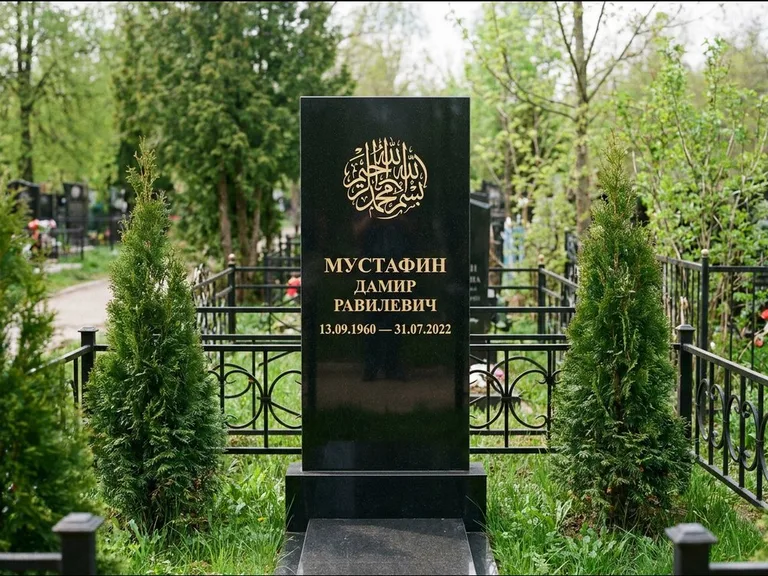 Мусульманский памятник — шахада в верхней части стелы, работа «Мустафин» в Норильске
